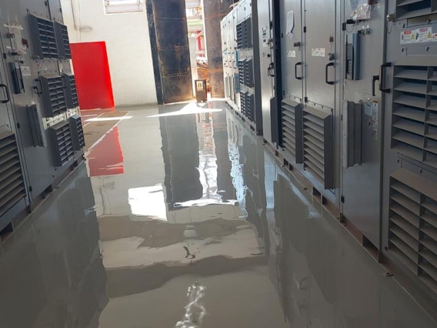 Piso industrial de alta resistência em ambiente empresarial