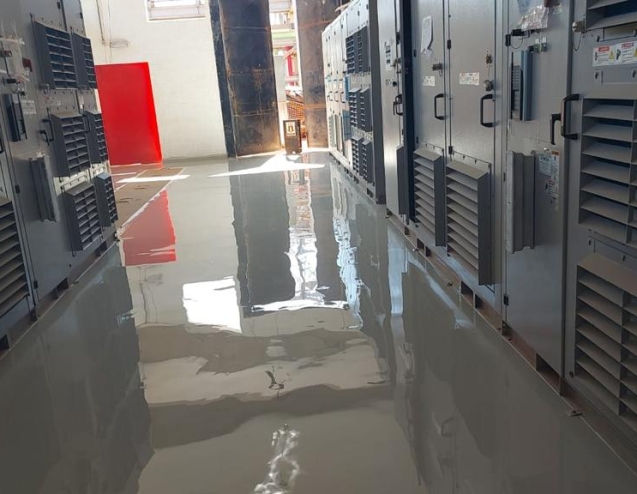 Piso industrial de alta resistência em ambiente empresarial