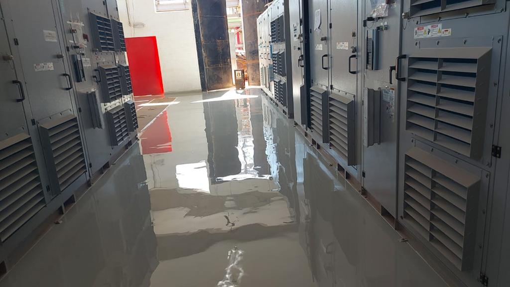 Piso industrial de alta resistência em ambiente empresarial