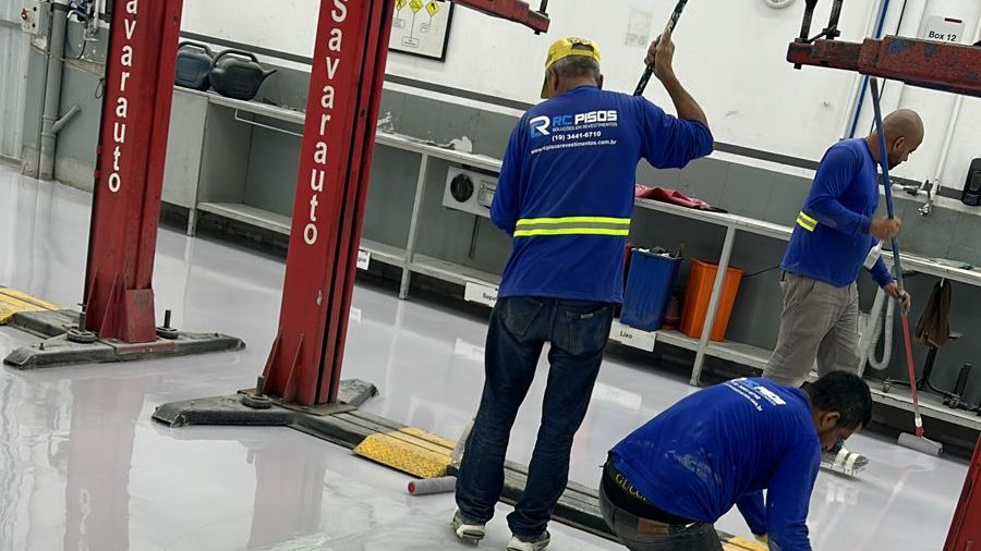 Infográfico sobre custos ocultos de manutenção de pisos industriais.