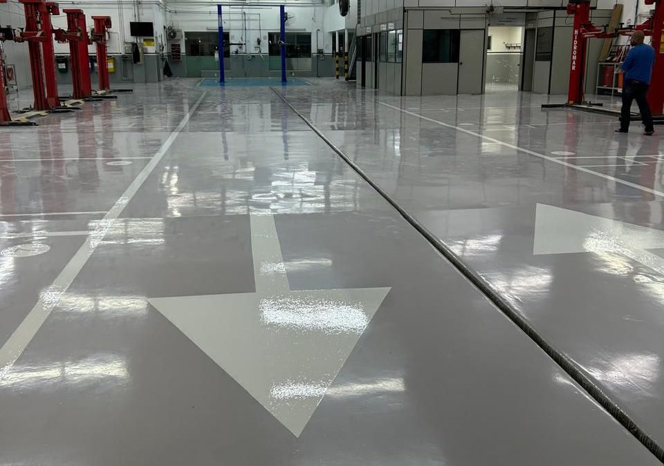 Piso epóxi seguro em ambiente de trabalho industrial.